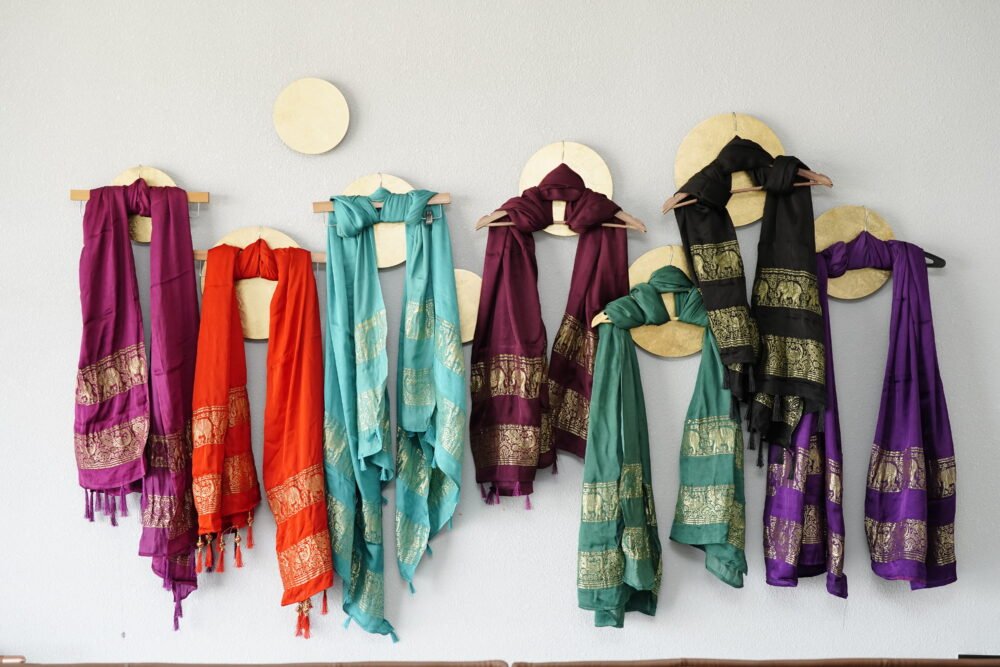 WINE PURPLE PLAIN DYED NAKSHI BORDER DUPATTA - Image 3